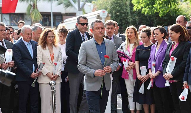 CHP Genel Başkanı Özel, Zübeyde Hanım'ın anıt mezarını ziyaret etti