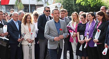 CHP Genel Başkanı Özel, Zübeyde Hanım'ın anıt mezarını ziyaret etti