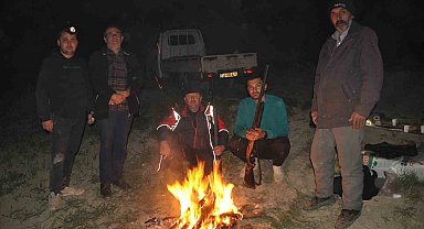 Çiftçiler ellerinde tüfeklerle domuz nöbeti tutuyor