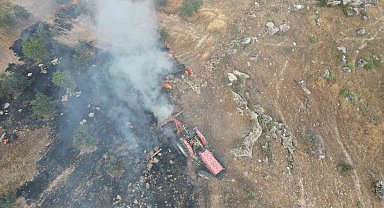Çiftçinin yangınla amansız mücadelesi dron kamerasına yansıdı