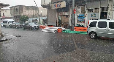 Cizre'de dolu ve sağanak yağış sokakları göle çevirdi