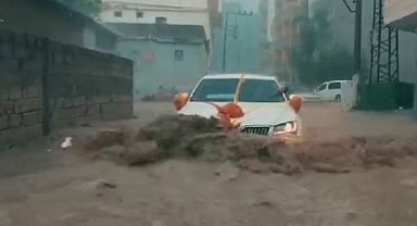 Cizre'de gelin arabası sel sularının ortasında kaldı