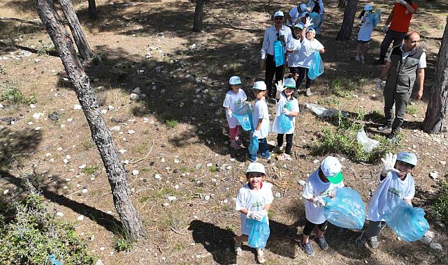 Çocuklar, ormanlık alanda temizlik yaptı