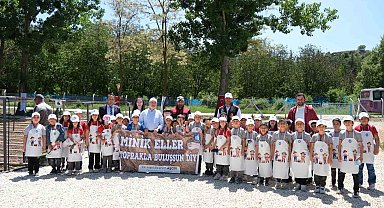 Çorum'da minikler fideleri toprakla buluşturdu