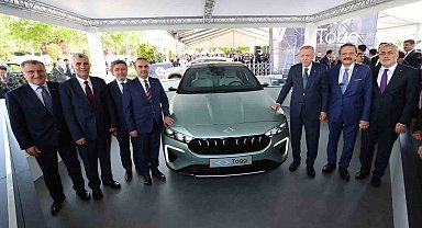 Cumhurbaşkanı Erdoğan, Togg'un yeni modeli T10F'i inceledi