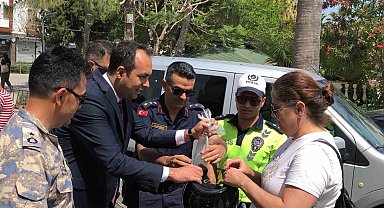 Datça'da Motosiklet sürücülerine 'Kask' dağıtıldı