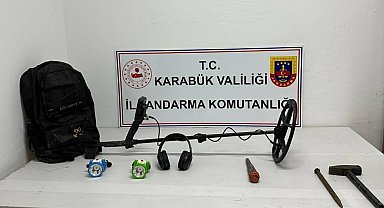 Dedektörle arama yaparken yakalandılar