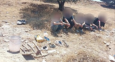 Definecileri kazdıkları çukurdan jandarma tek tek çıkardı