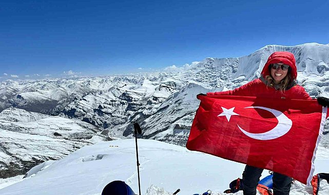 Deniz Kayadelen, Everest'in zirvesinde 3 derecelik suya girdi