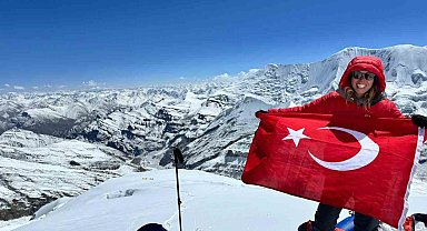 Deniz Kayadelen, Everest'in zirvesinde 3 derecelik suya girdi