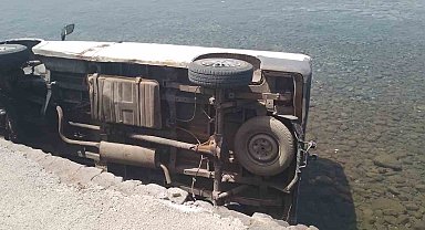 Denize düşen minibüsten yaralı çıktı