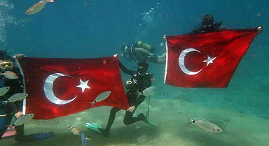 Denizin dibinde Türk bayrağı açıp, 19 Mayıs'ı kutladılar