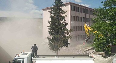 Depremde ağır hasar alan 56 yıllık kaymakamlık binası birkaç darbeyle yıkıldı