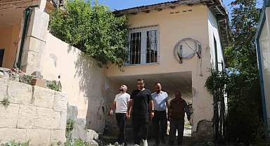 Depremde ayakta kalmayı başaran altından yol geçen cami, görünümüyle dikkat çekiyor