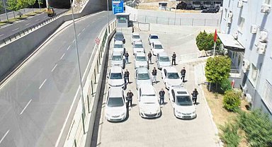 Depremde zarar gören otomobillere change işlemi yapan 9 şüpheli yakalandı
