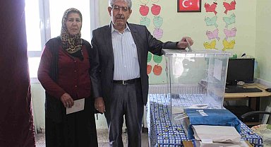 Depremzede vatandaşlar, ilçe değişikliği için sandık başında