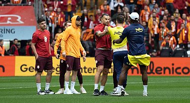 Derbi başlamadan saha karıştı