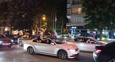 Derbi galibiyetini taraftarlar Bağdat Caddesi'nde kutladı