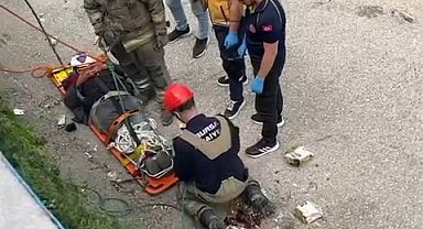 Dereye düşen kişiyi itfaiye halat yardımıyla kurtardı