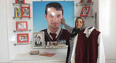 Dershaneden dönerken bombalı saldırıda şehit olan Oğulcan'ın annesi, evladının okul elbisesiyle hasret gideriyor