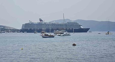 Dev gemi 2 bin 571 yolcu ile Bodrum'a geldi
