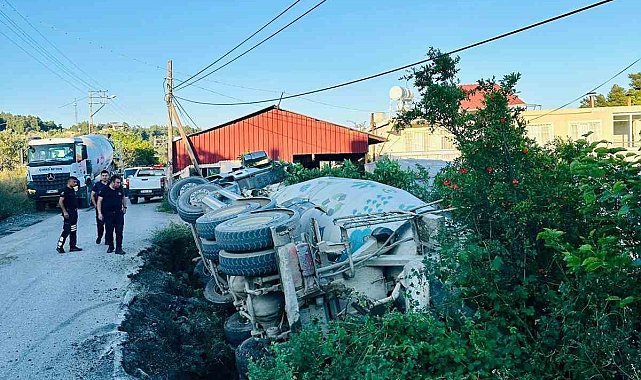 Devrilen beton mikserinin sürücüsü yaralandı
