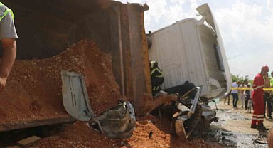 Devrilen hafriyat kamyonu otomobili ezdi: 3 yaralı