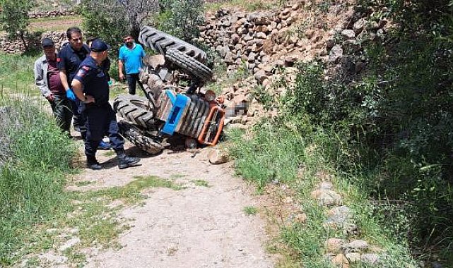 Devrilen traktörün altında kalan sürücü hayatını kaybetti