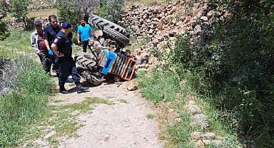 Devrilen traktörün altında kalan sürücü hayatını kaybetti