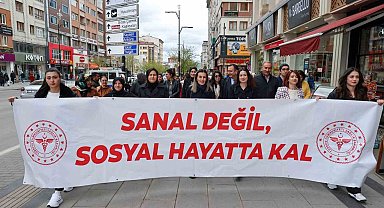 Dijital bağımlılığa dikkat çekmek için yürüdüler