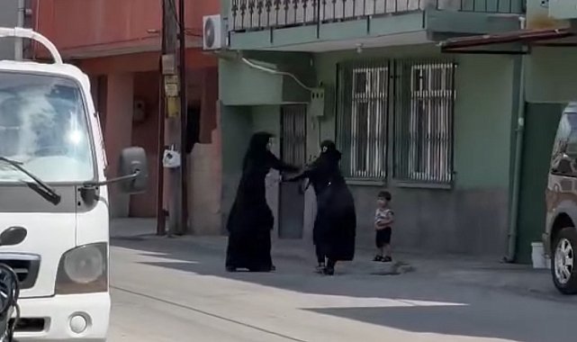 Dilenci kadınların terlikli, çantalı 'yer' kavgası kamerada