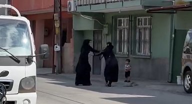 Dilenci kadınların terlikli, çantalı 'yer' kavgası kamerada
