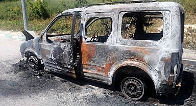 Din görevlisi alev alan araçtan son anda kurtuldu