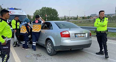 Direksiyon başında rahatsızlanan sürücü bariyerlere çarparak yaralandı