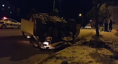 Direksiyon hakimiyetini kaybeden alkollü sürücü takla attı