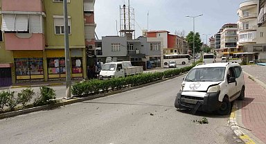 Direksiyon hakimiyetini kaybetti, refüjdeki aydınlatma direğine çarptı