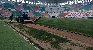 Diyarbakır stadyumunda çimler yenileniyor