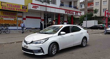 Diyarbakır'da bir otomobil kasap markete daldı: O anlar kamerada