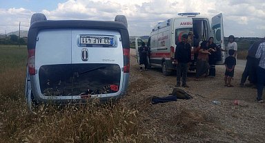 Diyarbakır'da hafif ticari araç takla attı: 4