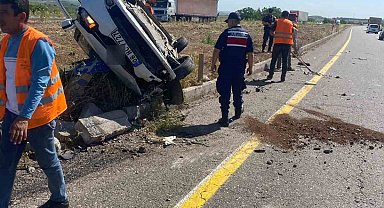 Diyarbakır'da iki otomobil kafa kafaya çarpıştı: 3 yaralı