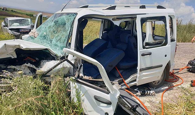 Diyarbakır'da otomobil ile hafif ticari araç çarpıştı: 2 yaralı