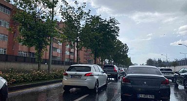 Diyarbakır'da sağanak yağış etkili oldu