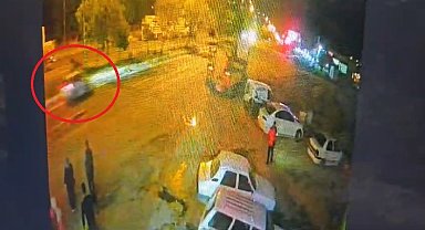 Diyarbakır'da yolun karşısına geçmek isteyen genç kıza otomobil böyle çarptı