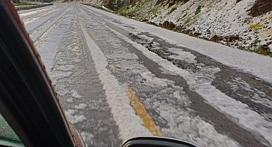 Dolu yağışı Pekün Dağını beyaza bürüdü