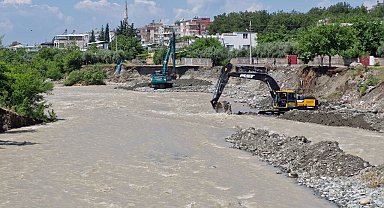 Dörtyol'da kuvvetli yağışla taşan derede ıslah çalışmaları sürüyor