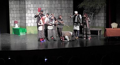 Dost Oyuncular "İsyancılar"ı oynadı