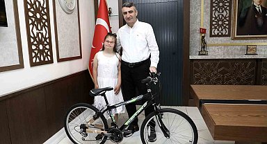 Down sendromlu çocuğa bisiklet hediye edildi
