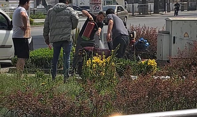 Duman çıkaran elektrikli bisiklete esnaf müdahale etti