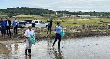 Dünya Çiftçiler Günü'nde protokol üyeleri çeltik tohumu attılar