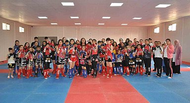 Dünya şampiyonu Muay Thai sporcular anneleriyle müsabakalara hazırlanıyor